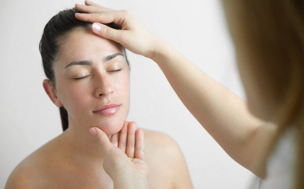 10 erreurs que vous faites avec votre routine beauté, selon une esthéticienne